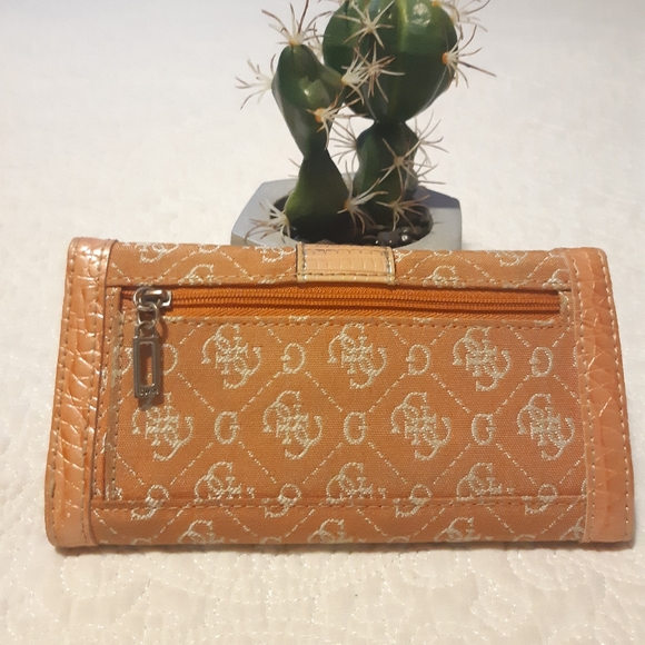 GUESS Wallet - Picture 2 of 4
